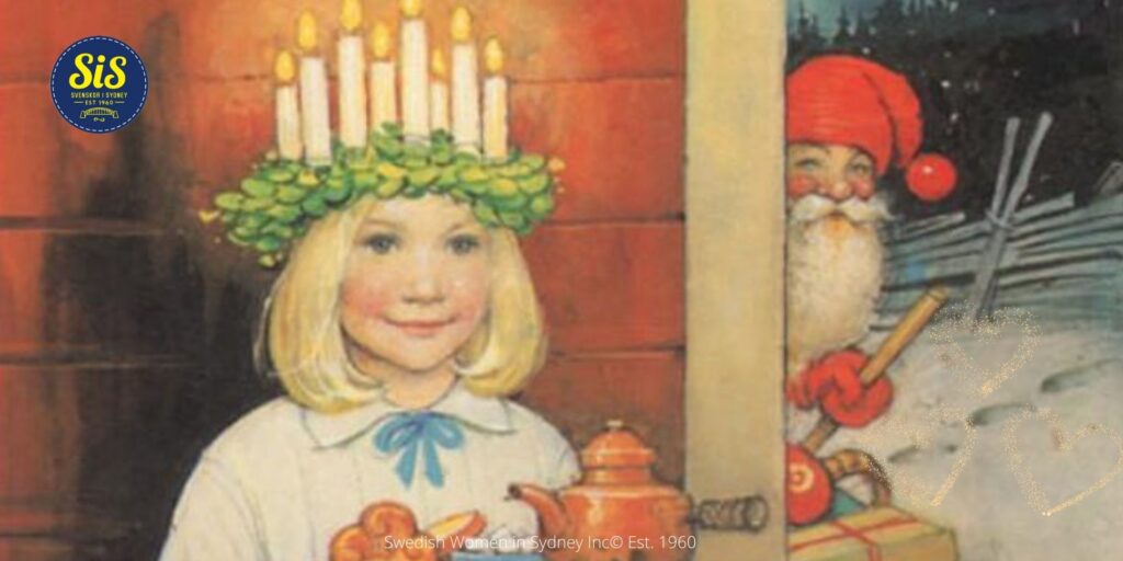 En Svensk Lucia som håller en bricka med kaffe och lussebullar. Lucian har en luciakrona med levande ljus. Till höger om lucia och lite i bakgrunden så tittar en tomte fram från bakom en ladugård. Runt omkring så är det snö, tomten står i snö. Bilden andas av svenskt traditionellt Luciafirande och utstrålar värme och en känsla av förväntan. Det är julfärger, såsom röd färg och grönt, i bilden. 